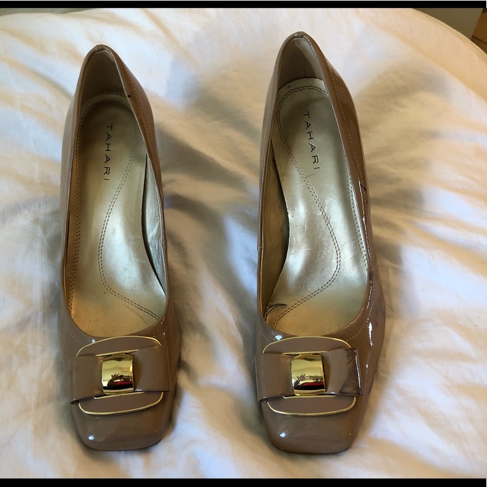 Tahari Tan Patent Leather Pumps!😍
